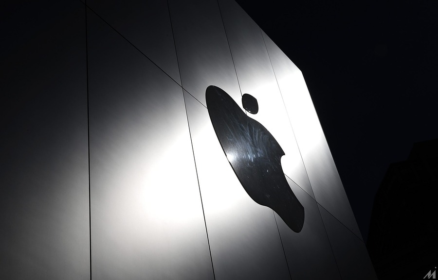 <p>SAN FRANCISCO, CA – APRIL 23:  The Apple logo is displayed on the exterior of an Apple Store on April 23, 2013 in San Francisco, California.  Analysts believe that Apple Inc. will report their first quarterly loss in nearly a decade as the company prepares to report first quarter earnings today after the closing bell.  (Photo by Justin Sullivan/Getty Images)</p>