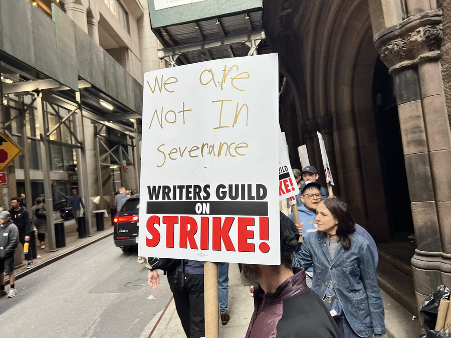 デアデビル』のロケ地、ニューヨークでストライキ中の脚本家たちが作ったピケライン：ボーン・アゲインストライキにより『セブランス』の製作は中断。