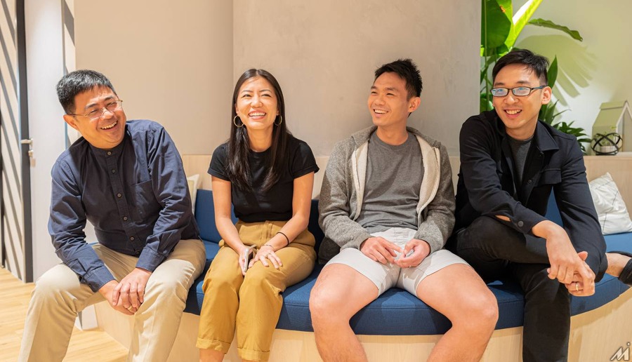 <p>「Tech in Asia」は良い時代を迎えました。足場を見つけようと奮闘してきたスタートアップは、新たしいチームで収益化への道を見つけたと言います。写真は左から編集長のJonathan Burgos、COOのMaria Li、創業者でCEOのWillis Wee、特派員のTerence Lee(シンガポールのオフィスにて)</p>