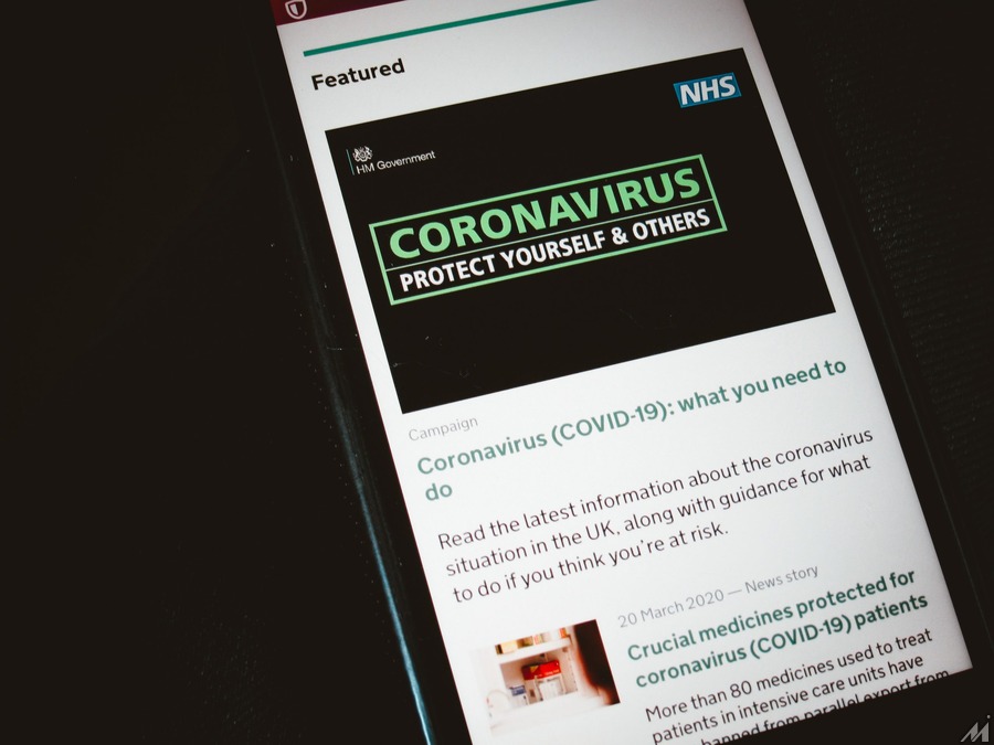 <p>NHSの新型コロナウイルスに関する情報サイト / Photo by Hello I’m Nik 🎞 on Unsplash</p>