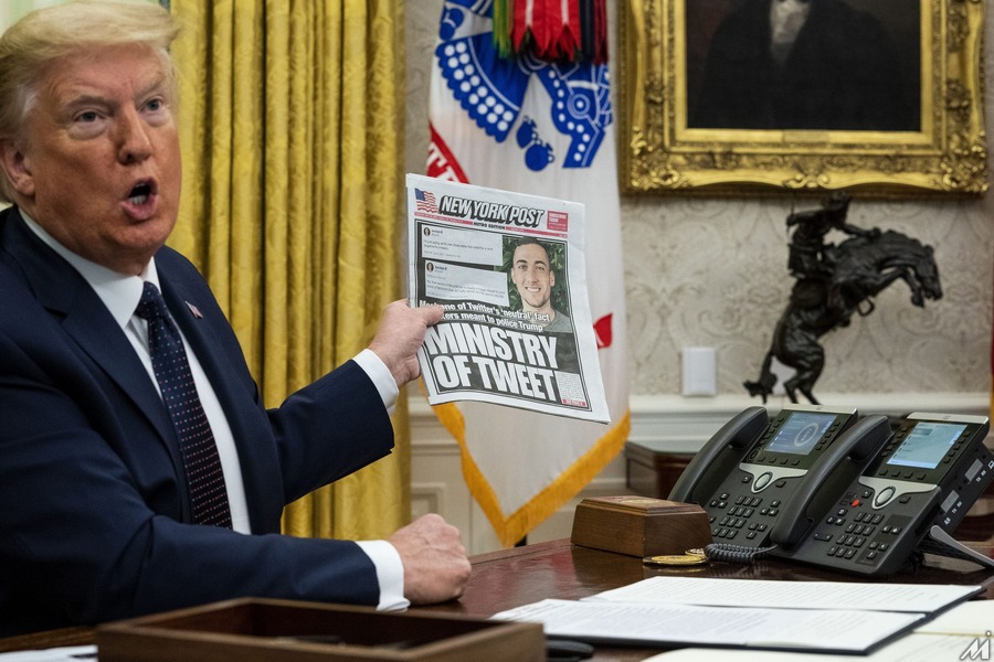 <p>大統領令に署名するトランプ大統領 Photo by Doug Mills-Pool/Getty Images</p>