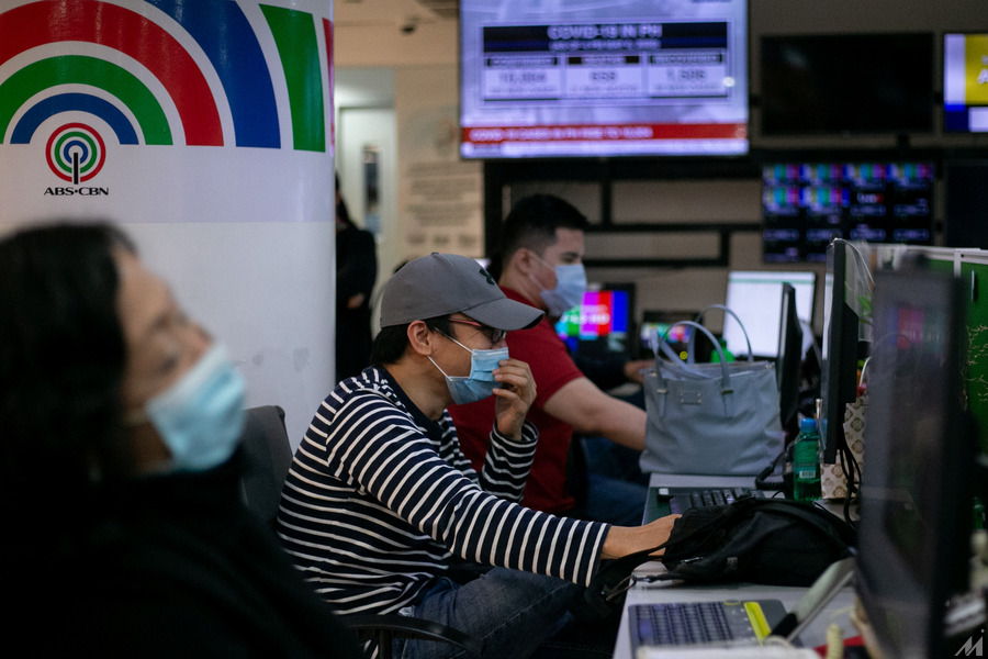 <p>Writers and editors of ABS-CBN, the country’s biggest broadcaster, work at the newsroom in their headquarters, following orders by telecoms regulator to cease its operations in Quezon City, Metro Manila, Philippines, May 6, 2020. REUTERS/Eloisa Lopez – RC2YIG97UAMR</p>