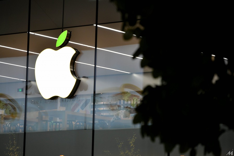 <p>SHENYANG, CHINA – APRIL 20:  (CHINA OUT) The “leaf” on the logo of Apple store turns green to welcome the World Earth Day on April 20, 2016 in Shenyang, Liaoning Province of China. Apple Inc. has declared that the “Leaves” on all 132 Apple Stores’ logos in world would turn green from April 15 to 22 for the upcoming World Earth Day which falls on April 22 each year.  (Photo by VCG/Getty Images)</p>