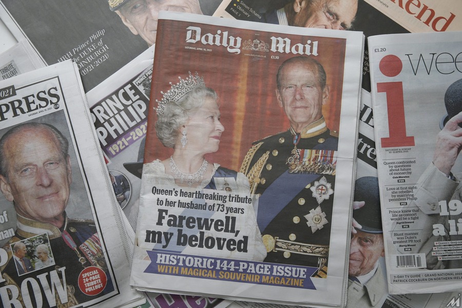 <p>フィリップ王配の死を伝える「デイリー・メール」の紙面。この記事を巡っても差別的な扱いを受けていると主張(Photo by Hollie Adams/Getty Images)</p>