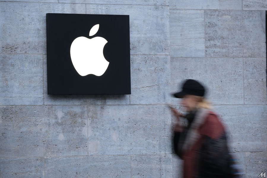 <p>BERLIN, GERMANY – JANUARY 04: A woman holding a smartphone walks past the Apple Store on January 04, 2019 in Berlin, Germany. Apple has temporarily halted sales of its iPhone 7 and 8 models in Germany following a court case launched by Qualcomm over a possible patent infringement. (Photo by Sean Gallup/Getty Images)</p>