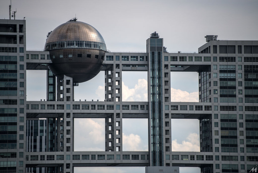 <p>TOKYO, JAPAN – SEPTEMBER 18: General view of the Hachitama spherical observation room in the Fuji Television building overlooking Odaiba Marine Park on September 18, 2018 in Tokyo, Japan. Odaiba Marine Park is one of around 40 venues for the Tokyo 2020 Olympics and will host swimming (marathon) and triathlon events as well as triathlon during the Paralympics. (Photo by Carl Court/Getty Images)</p>