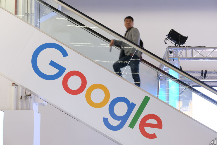<p>FRANKFURT AM MAIN, GERMANY – SEPTEMBER 11: The Google logo adorns an escalator during the press days at the 2019 IAA Frankfurt Auto Show on September 11, 2019 in Frankfurt am Main, Germany. The IAA will be open to the public from September 12 through 22. (Photo by Sean Gallup/Getty Images)</p>