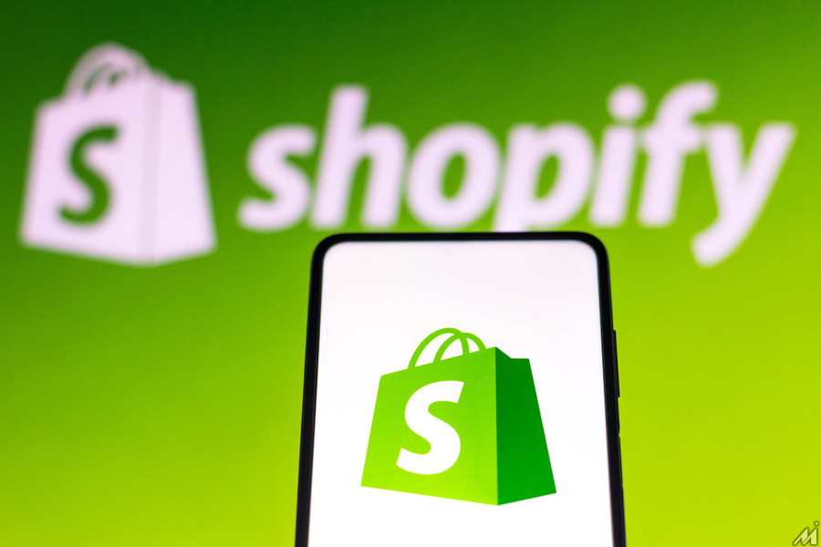 <p>BRAZIL – 2021/11/12: In this photo illustration a Shopify logo seen displayed on a smartphone screen and in the background. (Photo Illustration by Rafael Henrique/SOPA Images/LightRocket via Getty Images)</p>