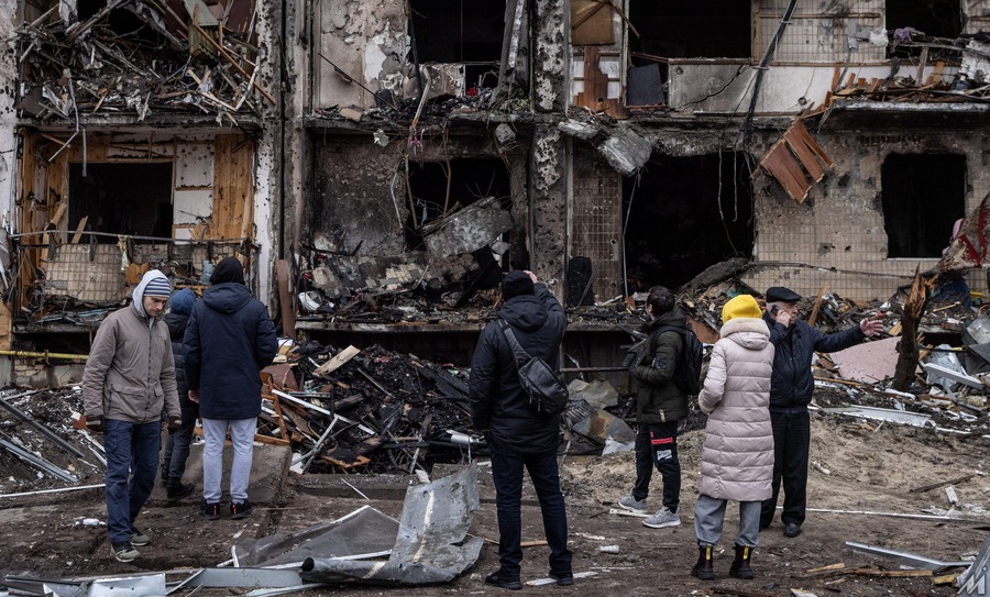 <p>ロシアの攻撃を受けて破壊された建物、25日キエフ市内で撮影(Photo by Chris McGrath/Getty Images)</p>