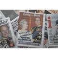 <p>フィリップ王配の死を伝える「デイリー・メール」の紙面。この記事を巡っても差別的な扱いを受けていると主張(Photo by Hollie Adams/Getty Images)</p>