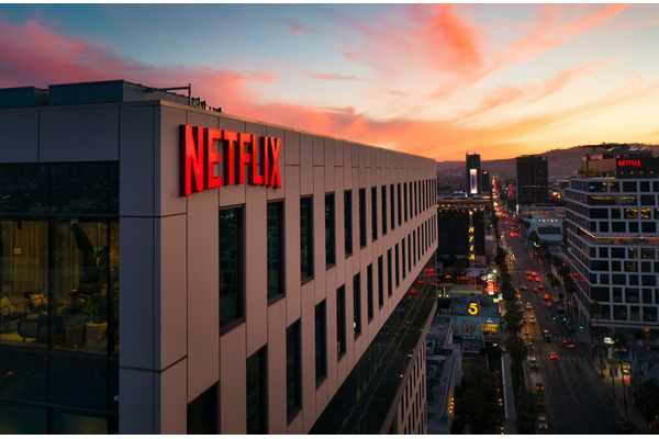 Netflixは第4四半期の有料会員数766万人を達成、米国で開始の広告付きサービスも貢献・・・創業者の退任も発表