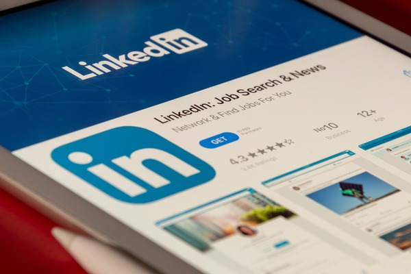 LinkedIn、有料会員向けにニュース機能を強化・・・提携メディアの有料記事へのアクセス権を提供 画像